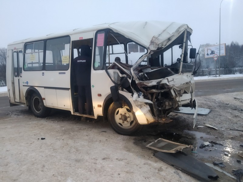 В аварии с автобусом и КамАЗом под Сыктывкаром пострадал подросток