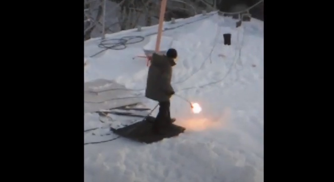 Видео дня в Сыктывкаре: рабочий стелит крышу прямо на снег