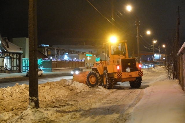По ночам Сыктывкар чистят от снега больше полусотни машин