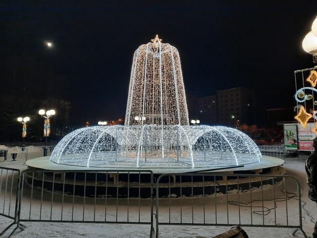 Стало известно, когда зажгут новогодний фонтан на театральной площади в Сыктывкаре