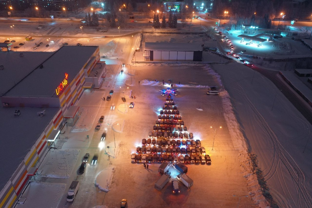 В Сыктывкаре зажглась гигантская «автоелка» (фото)