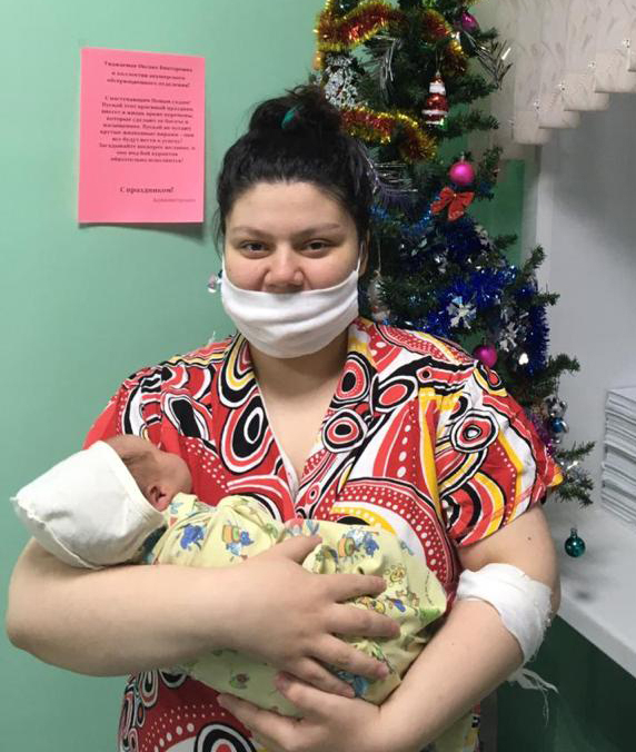 «Были тяжелые роды»: первая мама 2021 года в Сыктывкаре поделилась эмоциями