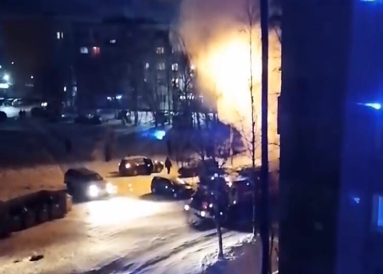 В Коми пламя с горящего авто перекинулось на соседнюю машину