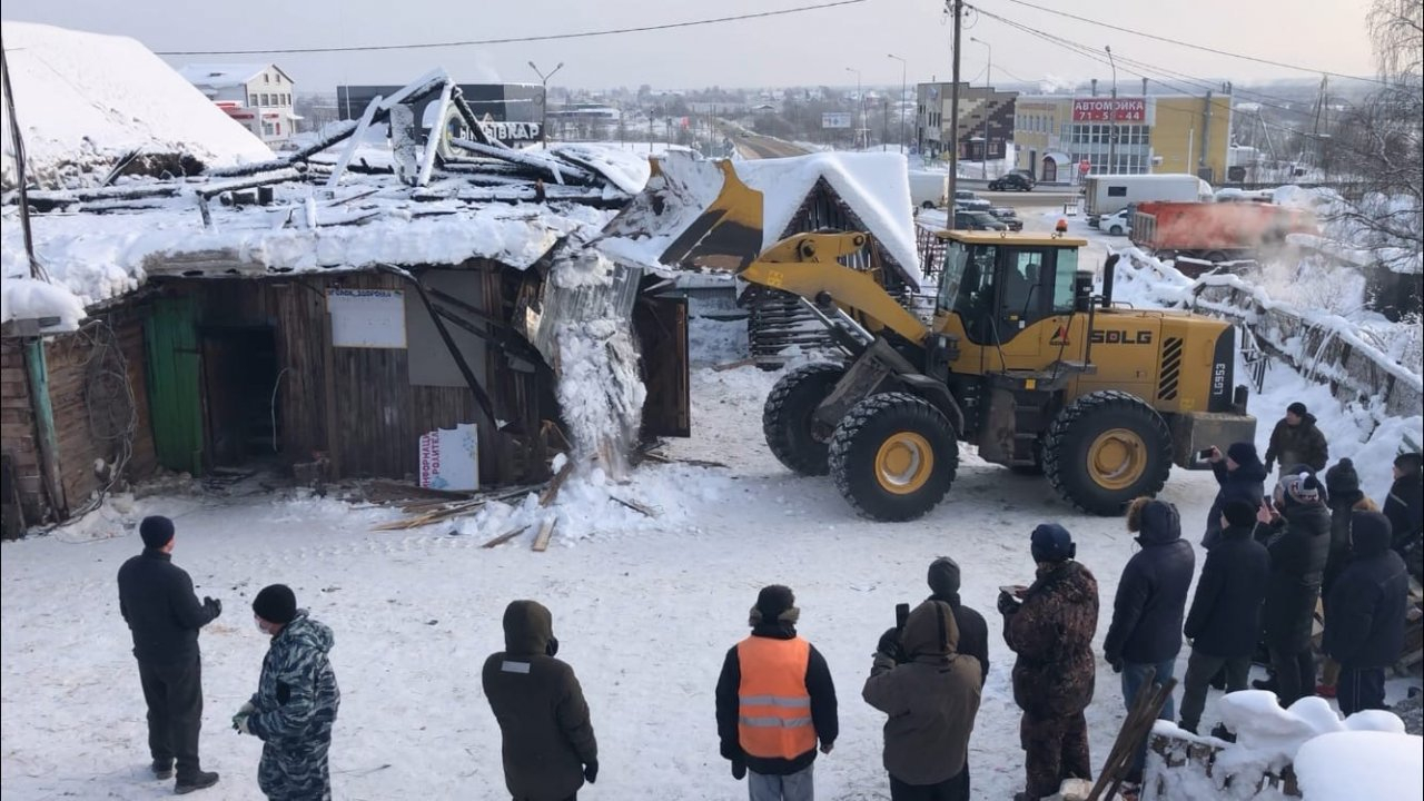 В сыктывкарском конном центре во время уборки начало разрушаться здание