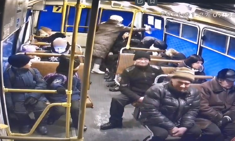 Сыктывкарка устроила акт вандализма прямо в автобусе