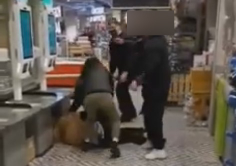 В Сыктывкаре толпа подростков избила женщину в магазине