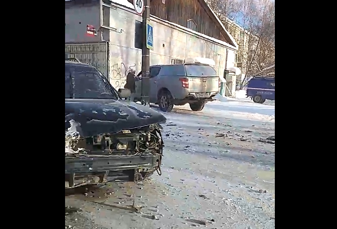 В Сыктывкаре внедорожник столкнулся с легковушкой и вылетел на тротуар (видео)