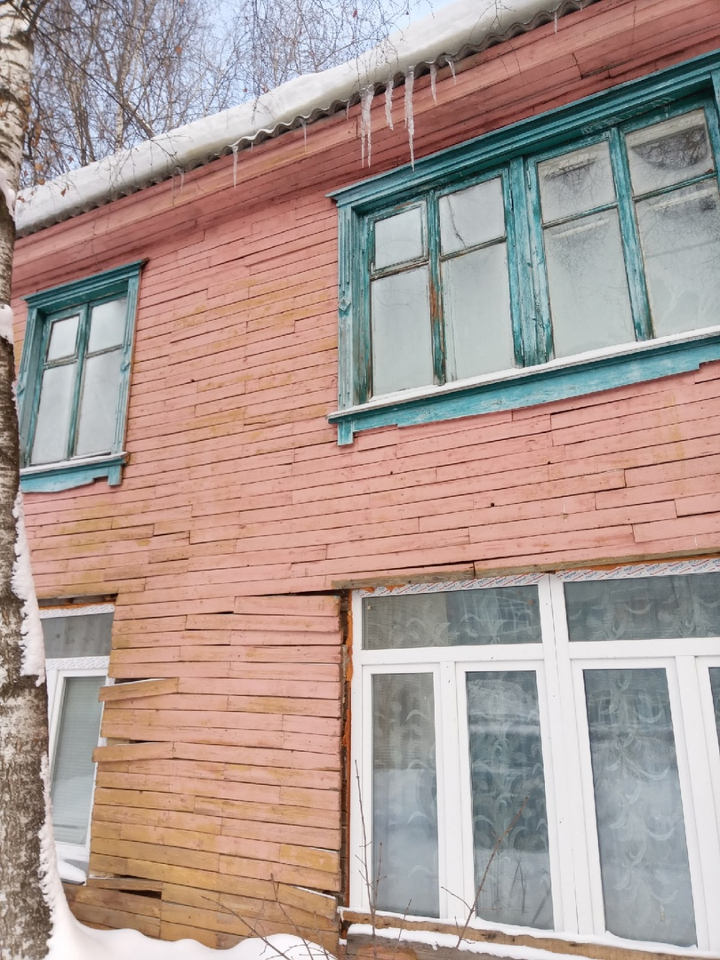 Плесень на окнах и печное отопление: сыктывкарцы мерзнут в доме почти в центре города