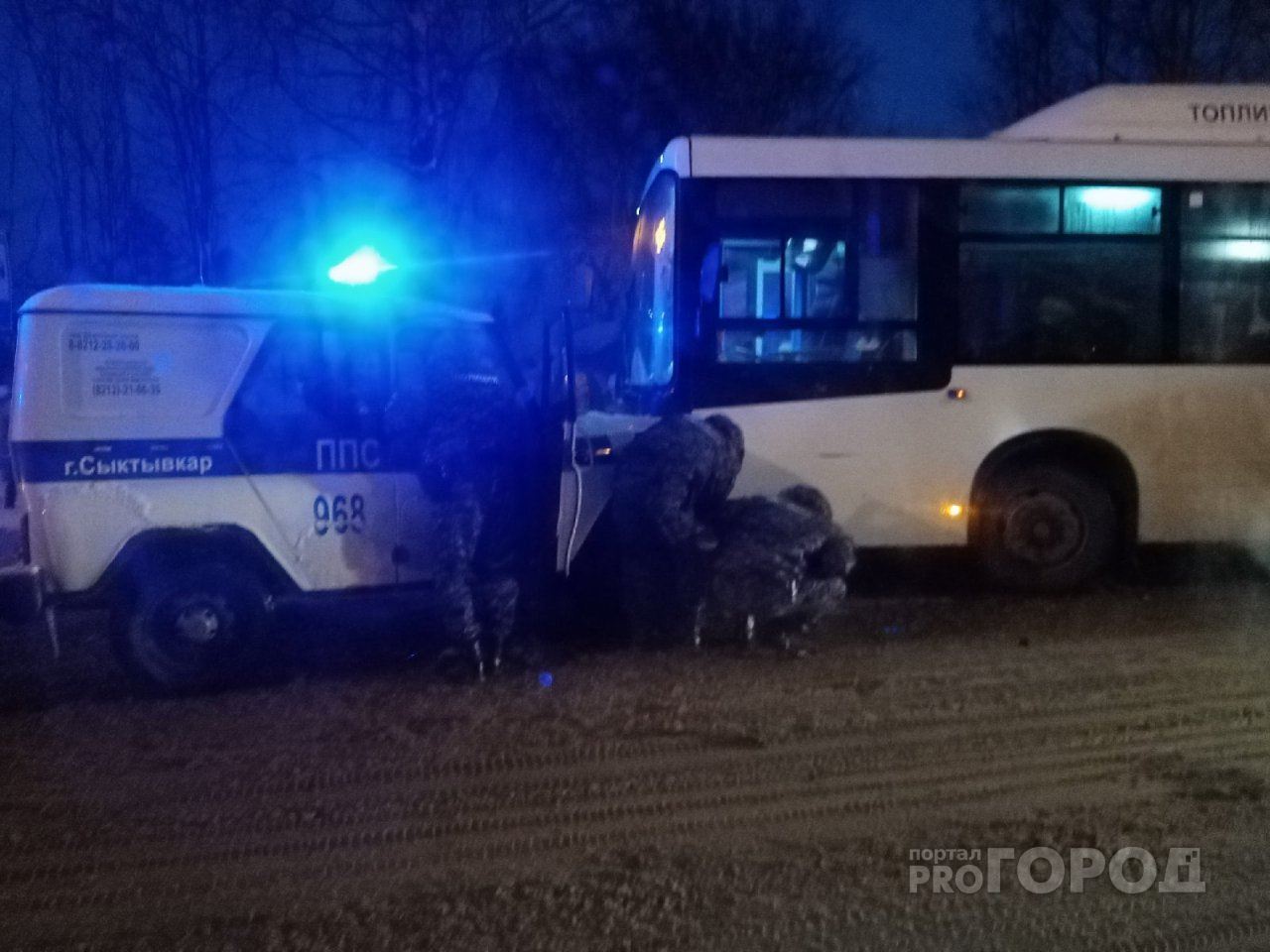 В Сыктывкаре патрульный УАЗик столкнулся с автобусом