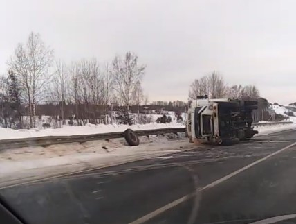 На трассе Чебоксары-Сыктывкар перевернулся грузовик