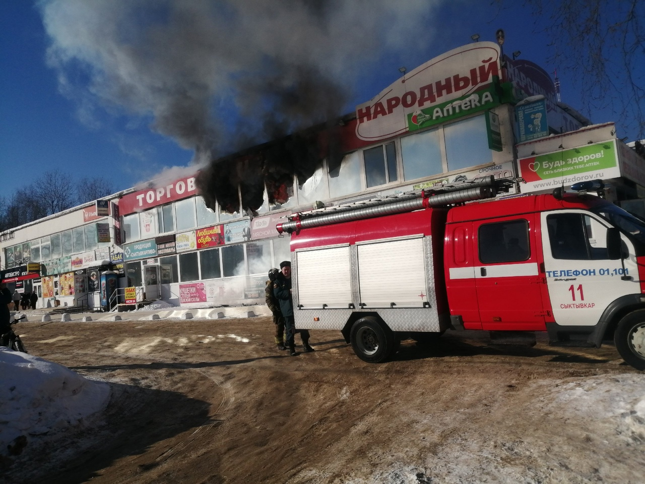 На пожаре в ТЦ «Народный» в Сыктывкаре спасли двух человек