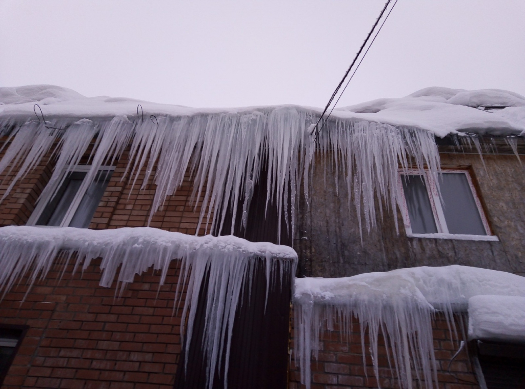 Мэрия Сыктывкара приказала 400 организациям срочно убрать снег с крыш