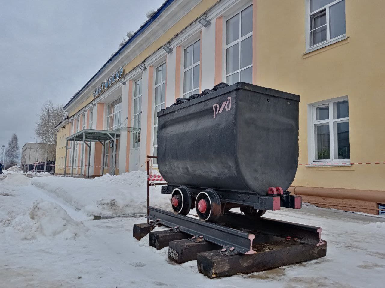У вокзала в Сыктывкаре установили тележку с углем