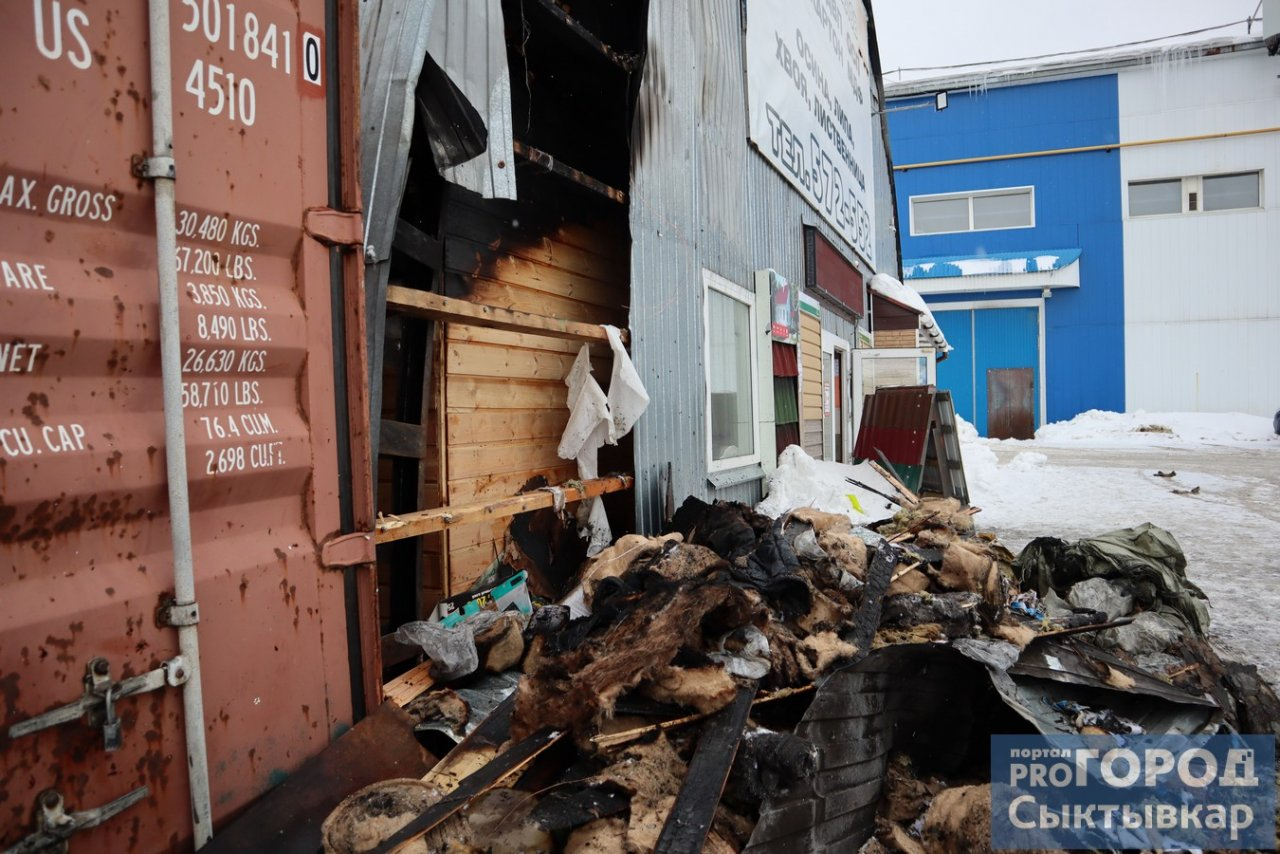 Пожар на складе стройматериалов в Сыктывкаре: фоторепортаж с места происшествия