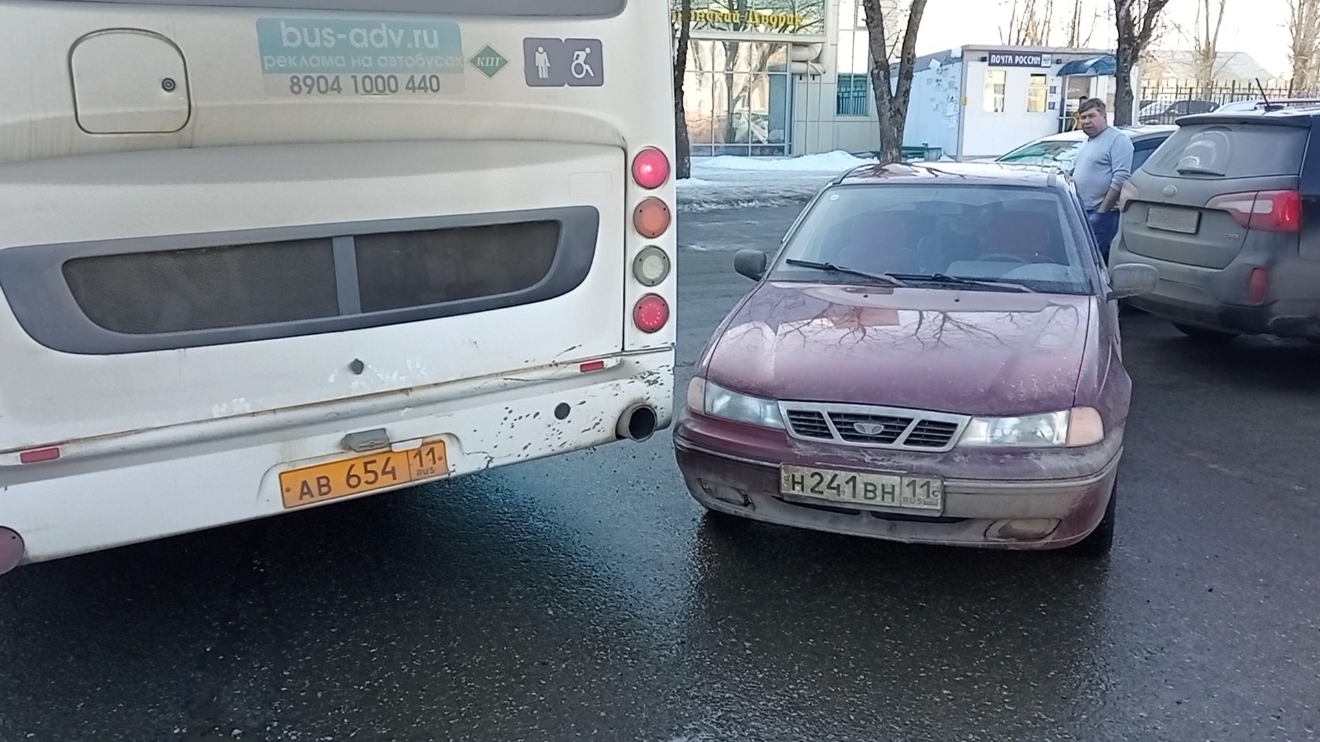 Прибытие чиновников спровоцировало ДТП с автобусом на железнодорожном вокзале в Сыктывкаре