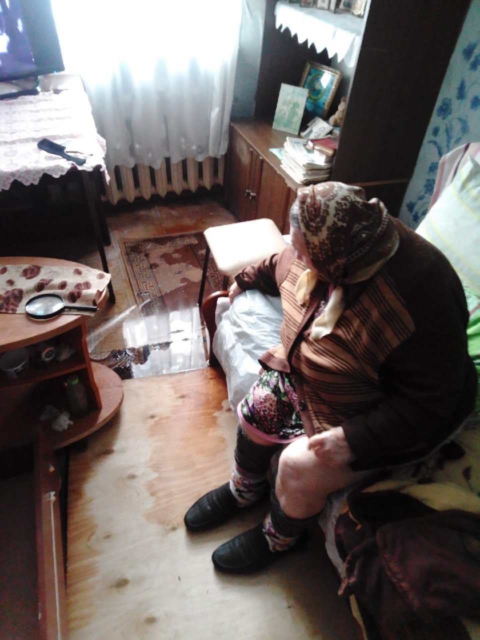 Пожилая сыктывкарка «тонет» в собственной квартире