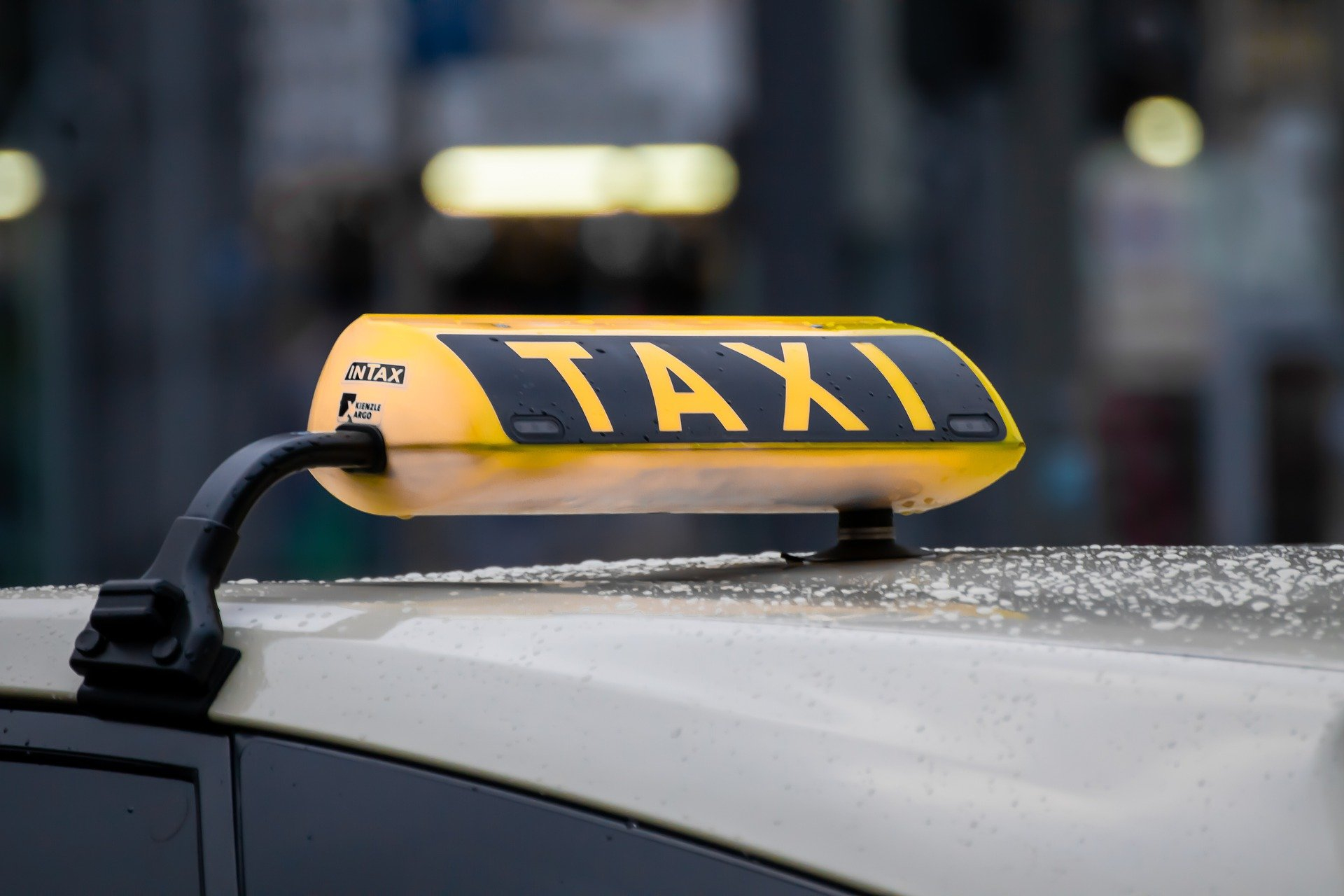 Таксисты попросили Генпрокуратуру проверить сделку «Яндекса» и «Везет»