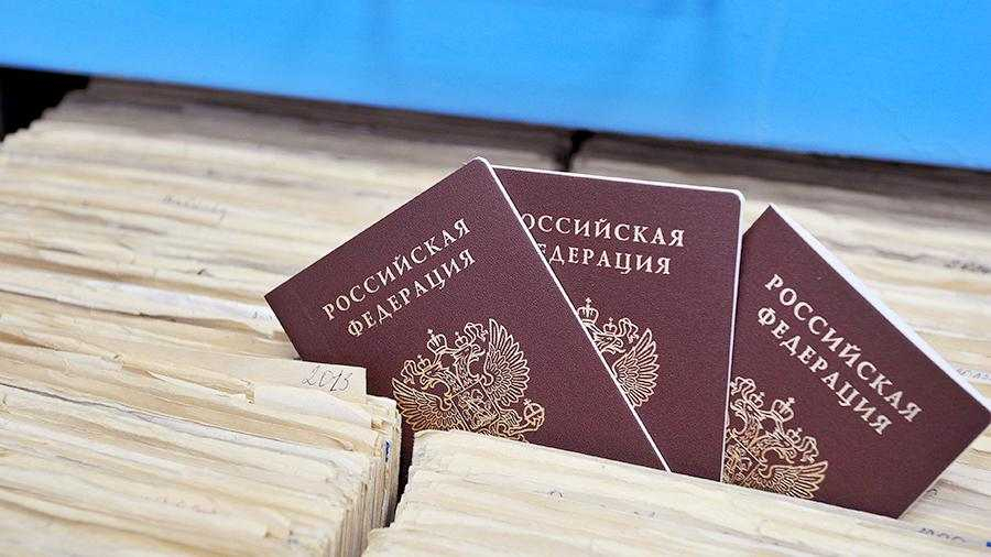 Россиян предупредили о возможной необходимости менять паспорта