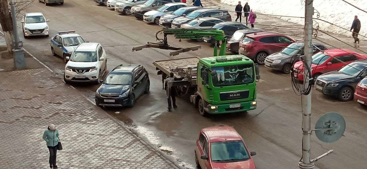 В Сыктывкаре возле академии госслужбы эвакуируют автомобили