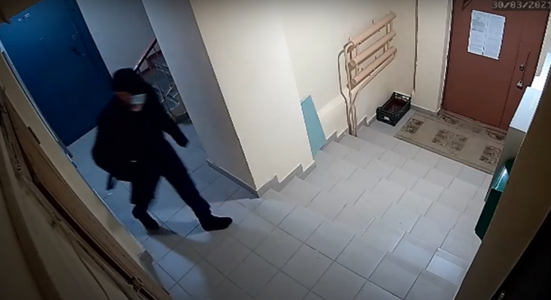 Житель Коми «обчистил» чужую квартиру, но попал на видео