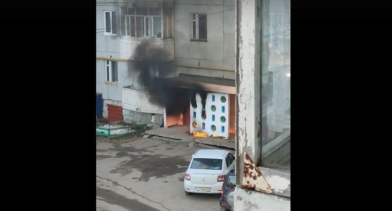 В Сыктывкаре пожар вспыхнул прямо у подъезда в Орбите