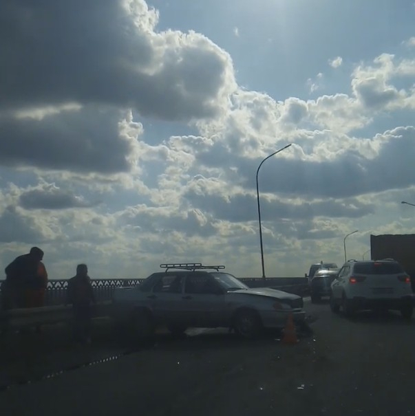 В Сыктывкаре произошла жесткая авария на Краснозатонском мосту