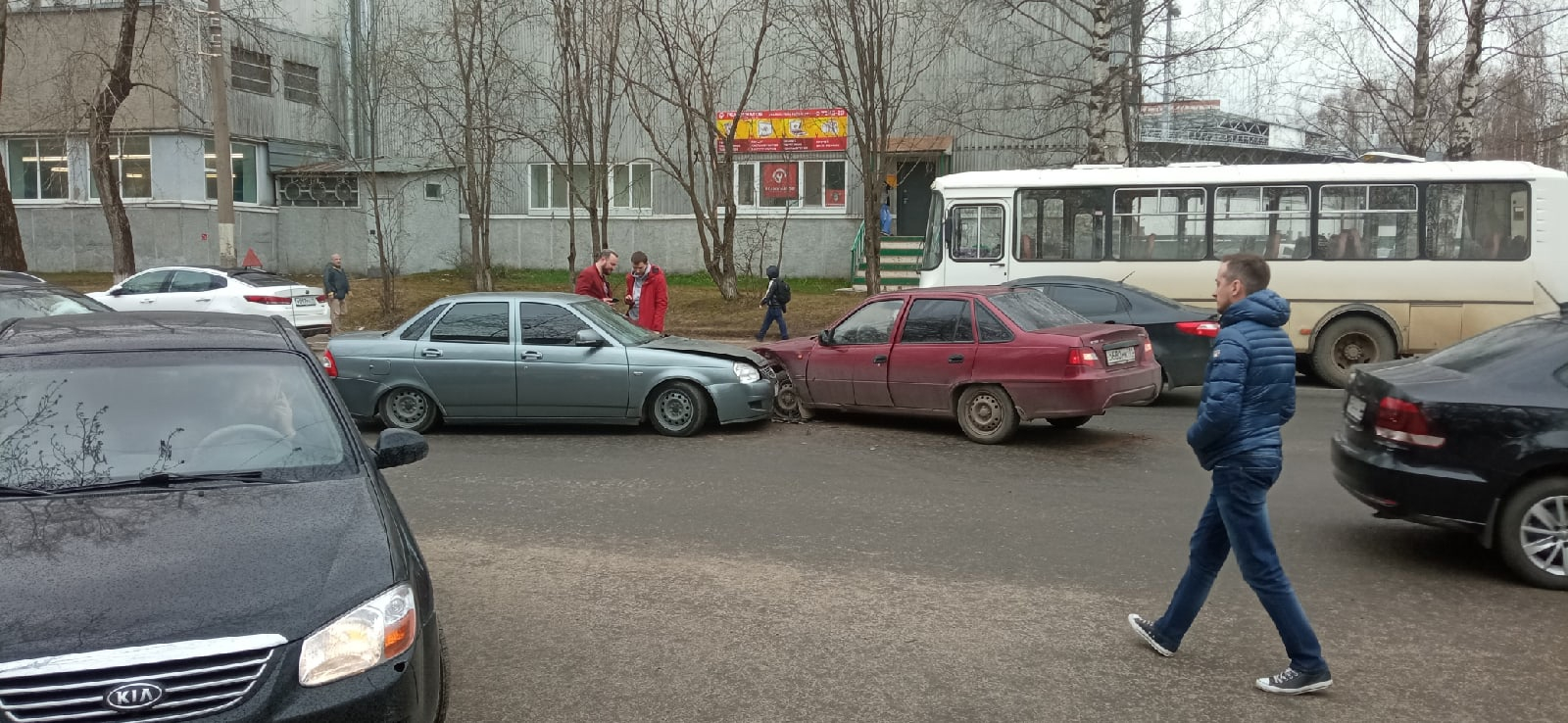 В Сыктывкаре возле бассейна столкнулись два автомобиля