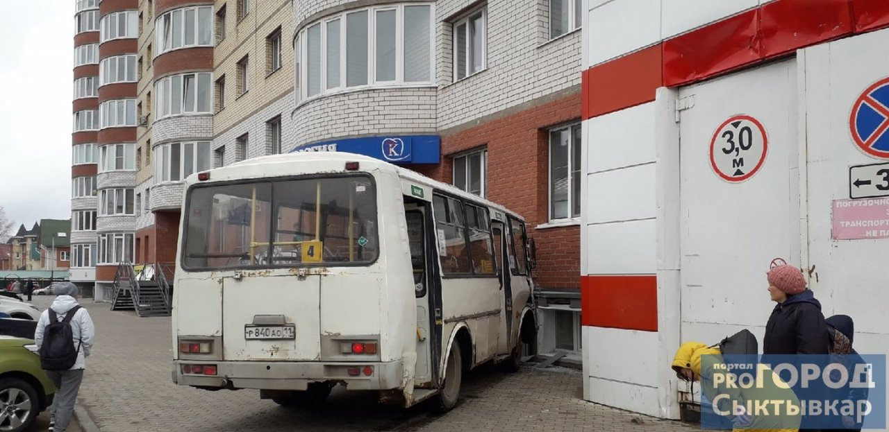В Сыктывкаре автобус протаранил жилой дом