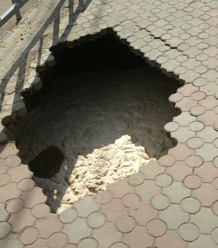 «Портал в ад»: в Сыктывкаре провалился тротуар