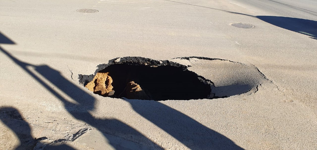 Прямиком в ад: на перекрестке в Сыктывкаре образовалась огромная яма в тротуаре