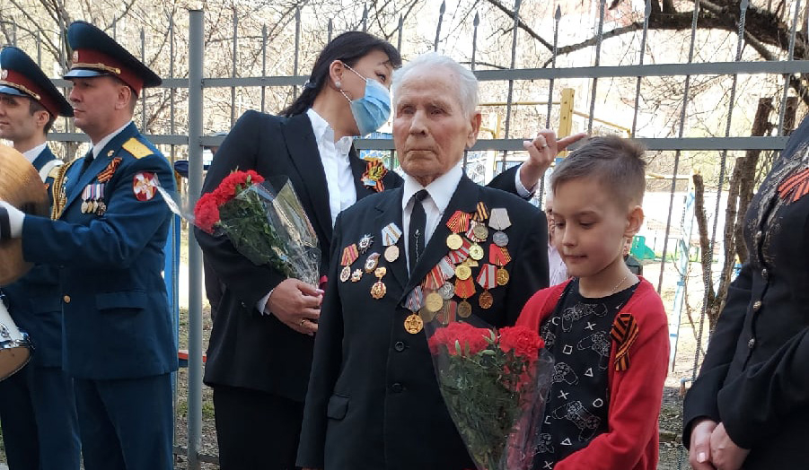 Мэр Сыктывкара поздравила ветеранов с оркестром