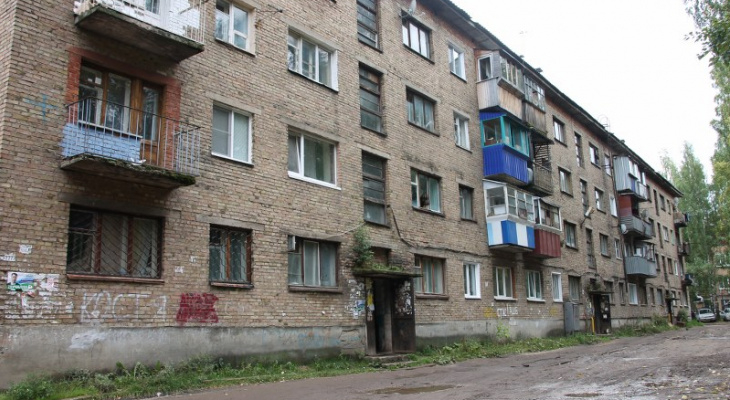 В Сыктывкаре многострадальное общежитие на Октябрьском проспекте закроют баннером