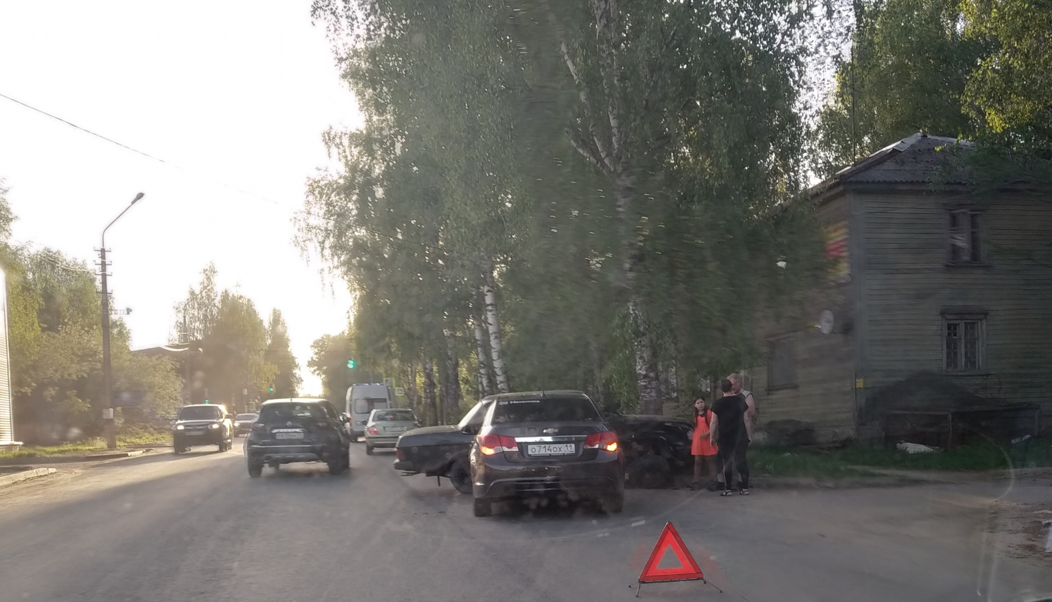 В Сыктывкаре «Волга» столкнулась с «Шевроле» и улетела в дерево: пострадала 13-летняя девочка