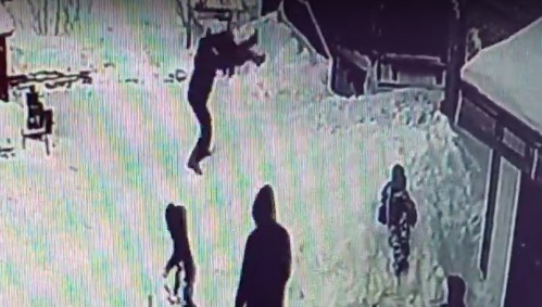 В Коми мужчина дважды швырнул маленького мальчика об лед