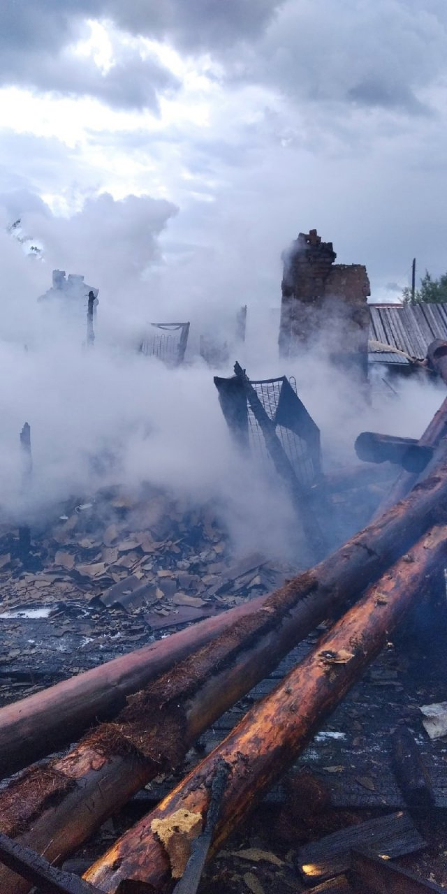 В Коми сгорел дом: целая семья осталась без крова и средств к существованию