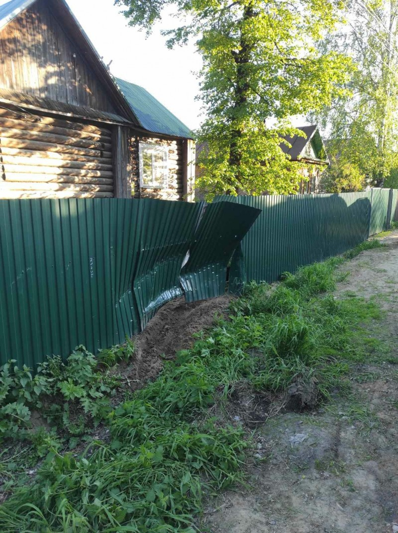 В Сыктывкаре водитель протаранил забор и скрылся