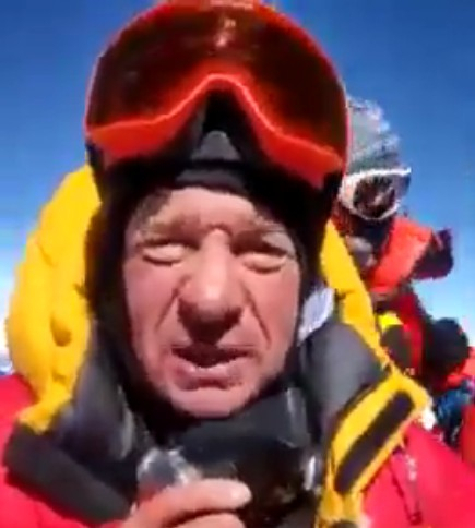 Сыктывкарец, который покорил Эверест, записал видео с вершины