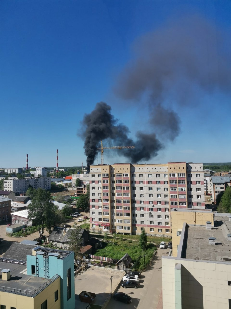В Сыктывкаре заметили пожар: столб чёрного дыма поднимается к небу