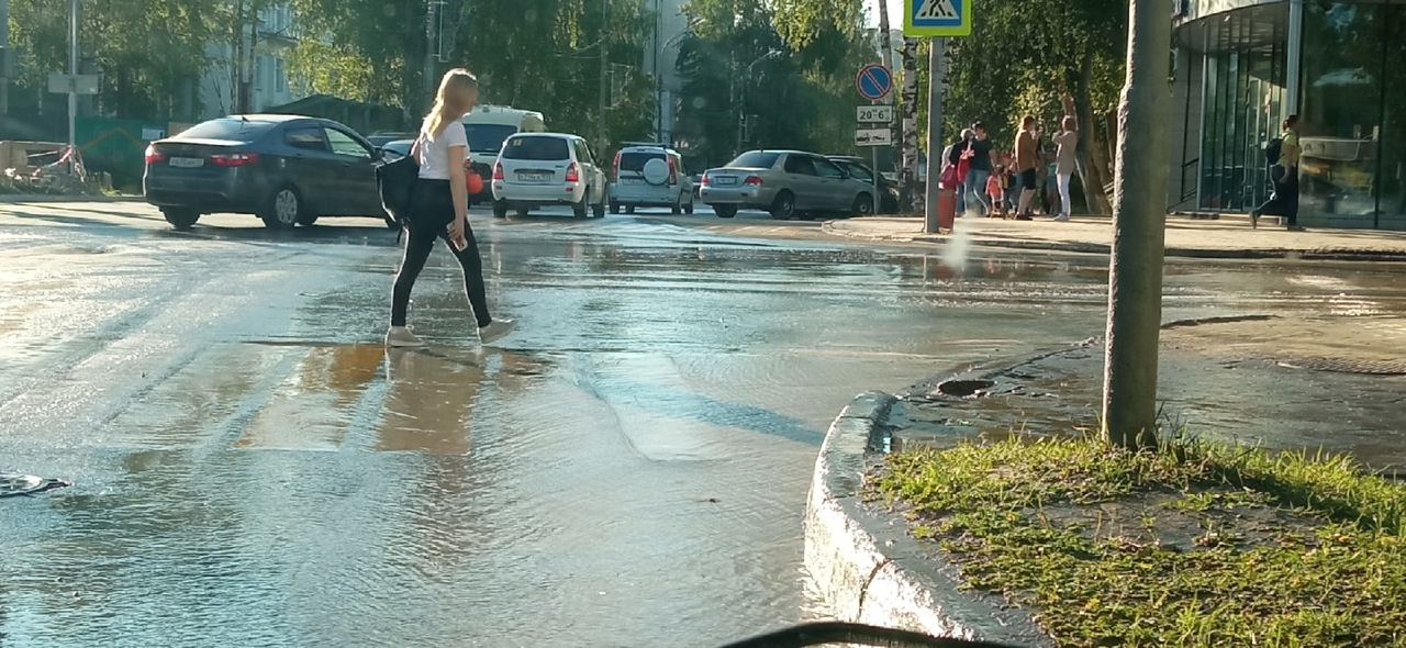 Из-за прорыва канализации в центре Сыктывкара затопило улицу