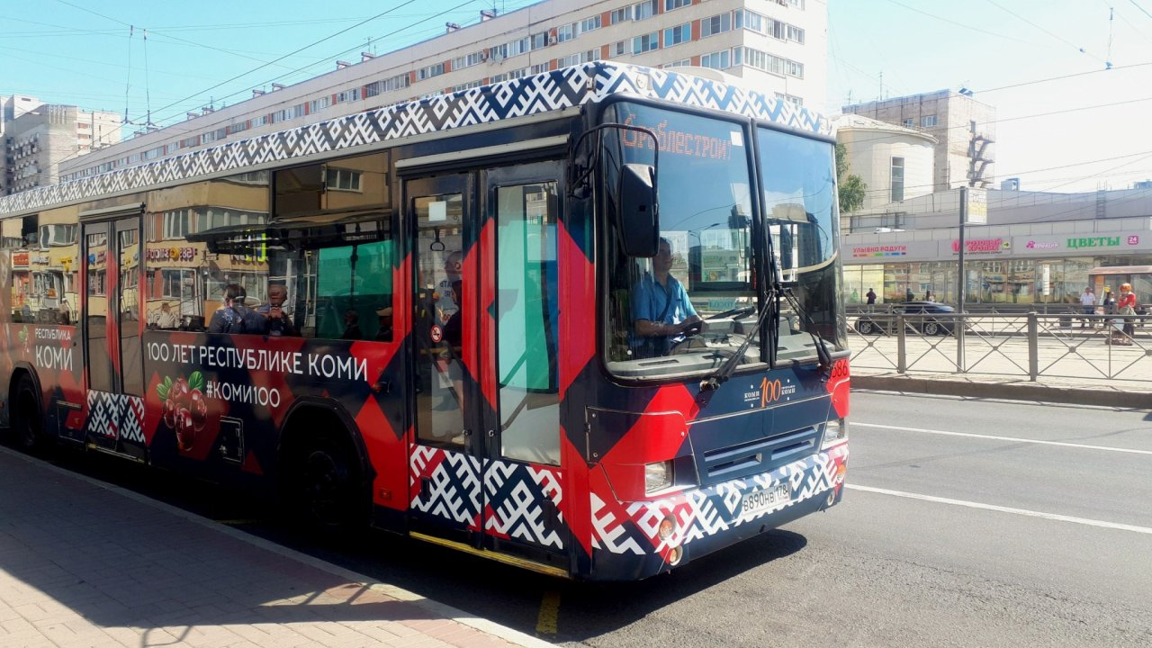 В Санкт-Петербурге запустили тематический автобус к столетию Коми