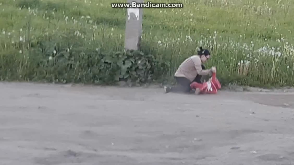 В Сети распространяется видео, как сыктывкарка бьет свою малолетнюю дочь