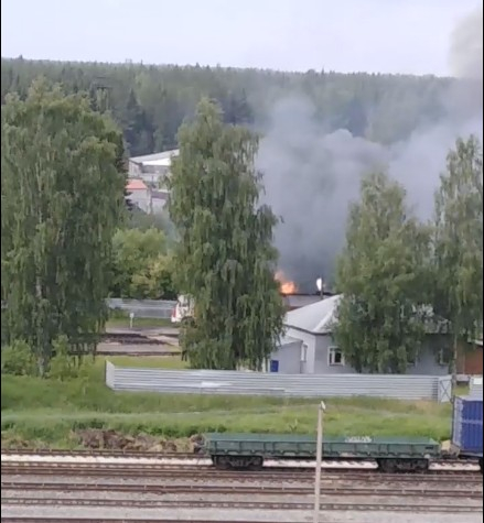В Сыктывкаре за железнодорожным переездом случился пожар (видео)