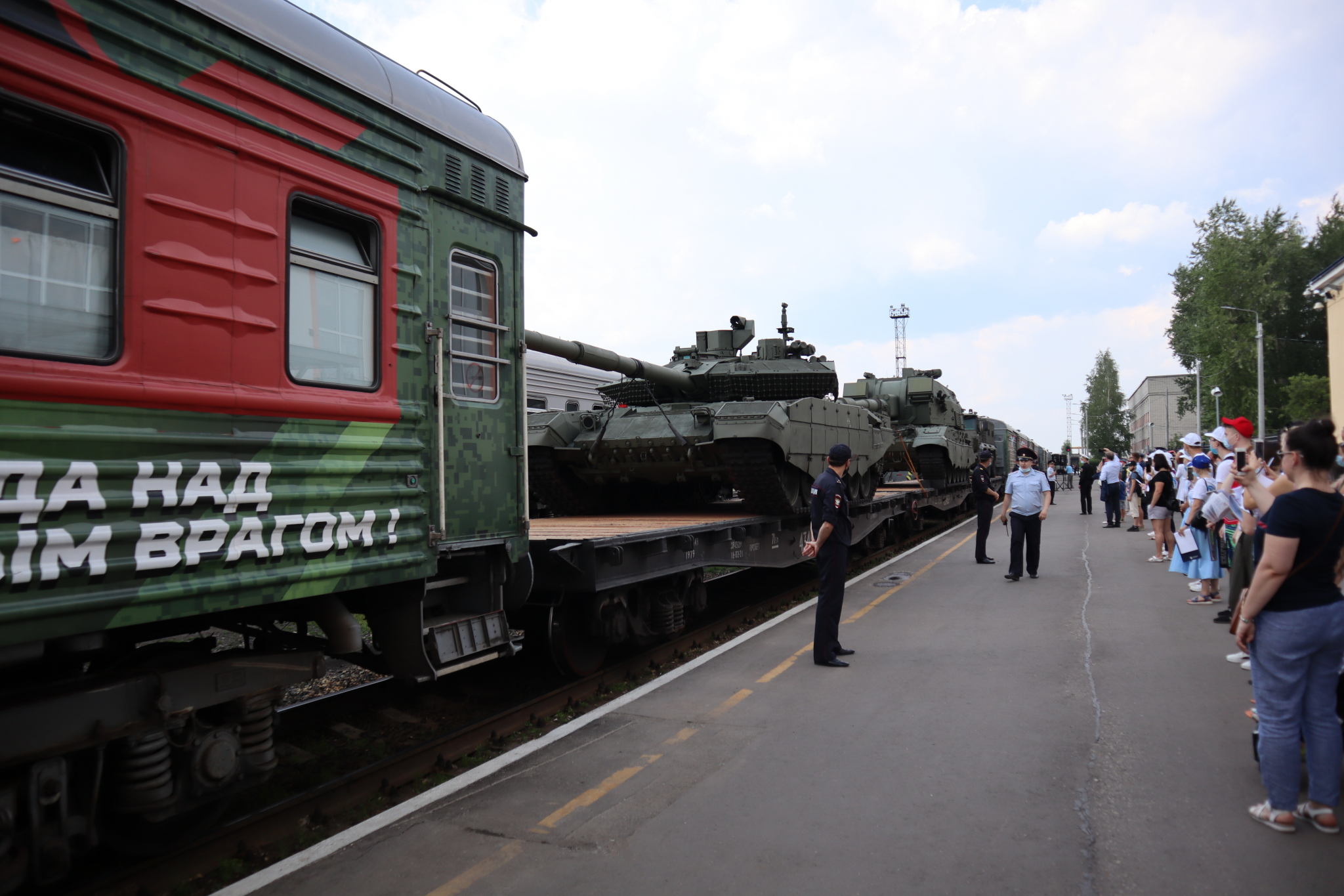 Фоторепортаж: в Сыктывкар приезжал поезд с танками и новейшим оружием