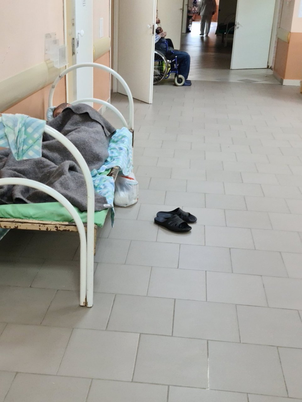 Антисанитария, хаос и койки в коридорах: насколько плохо сейчас обстоят дела в эжвинской больнице (фото)