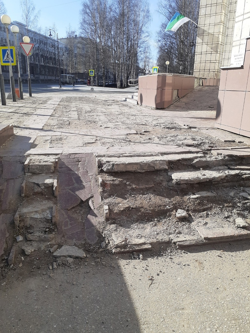 В Сыктывкаре наконец отремонтируют лестницу у Министерства культуры