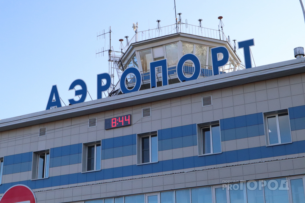 Застрявшим в сыктывкарском аэропорту людям заявили, что их рейс перенесли еще на день