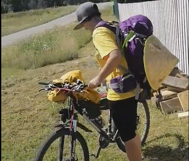 Россияне заметили девушку, которая едет из Сыктывкара в Северодвинск на велосипеде