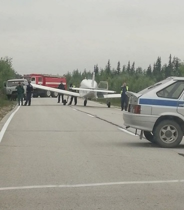 В Коми прямо на дорогу сел самолет