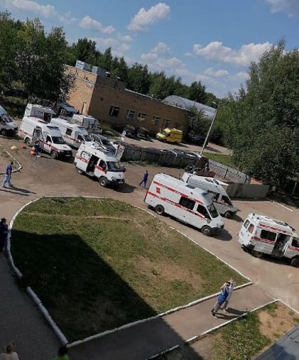 Сыктывкарцы заметили очереди из скорых у Республиканской больницы