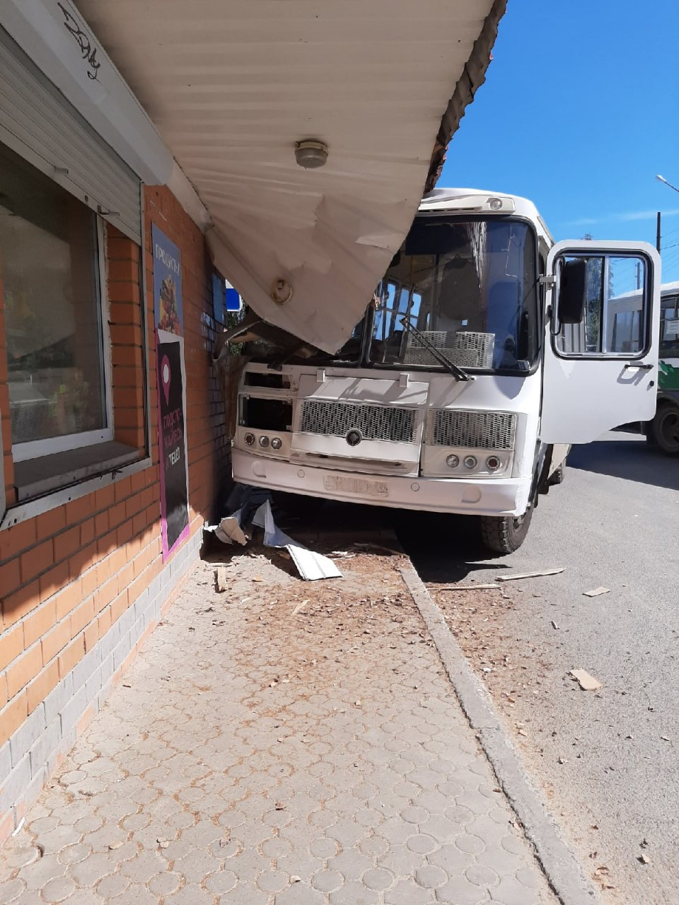 В Сыктывкаре автобус врезался в здание у остановки